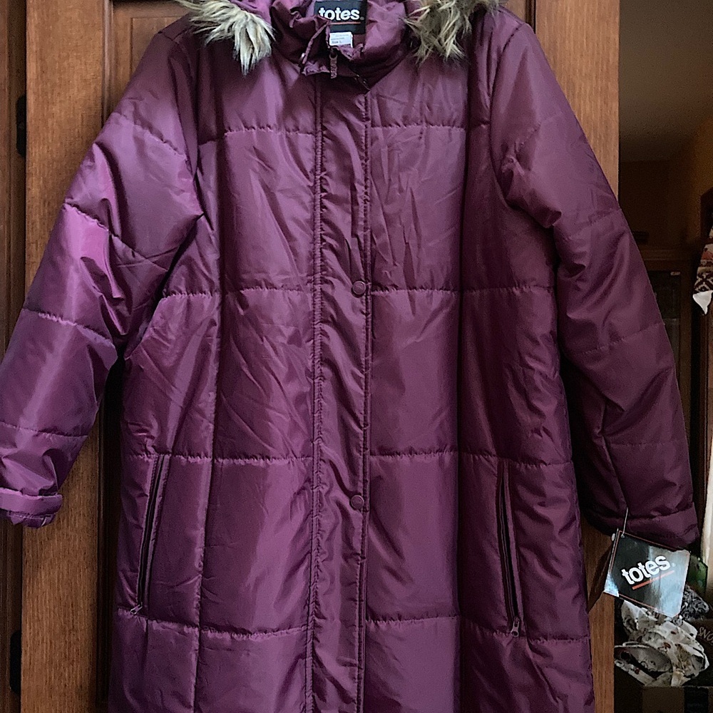 Women's Totes Size Large Quilted Coat. Color - Burgundy. NEW